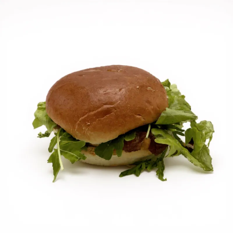 Bun met kip curry, ananas & veldsla